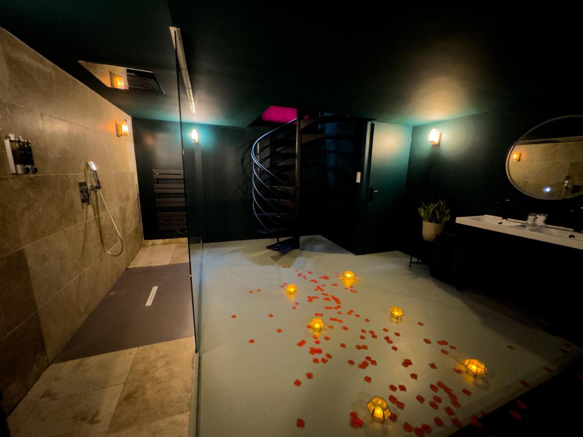 Mieuxqualhotel Jacuzzi Privatif Velvet Desire Μπορντό Εξωτερικό φωτογραφία
