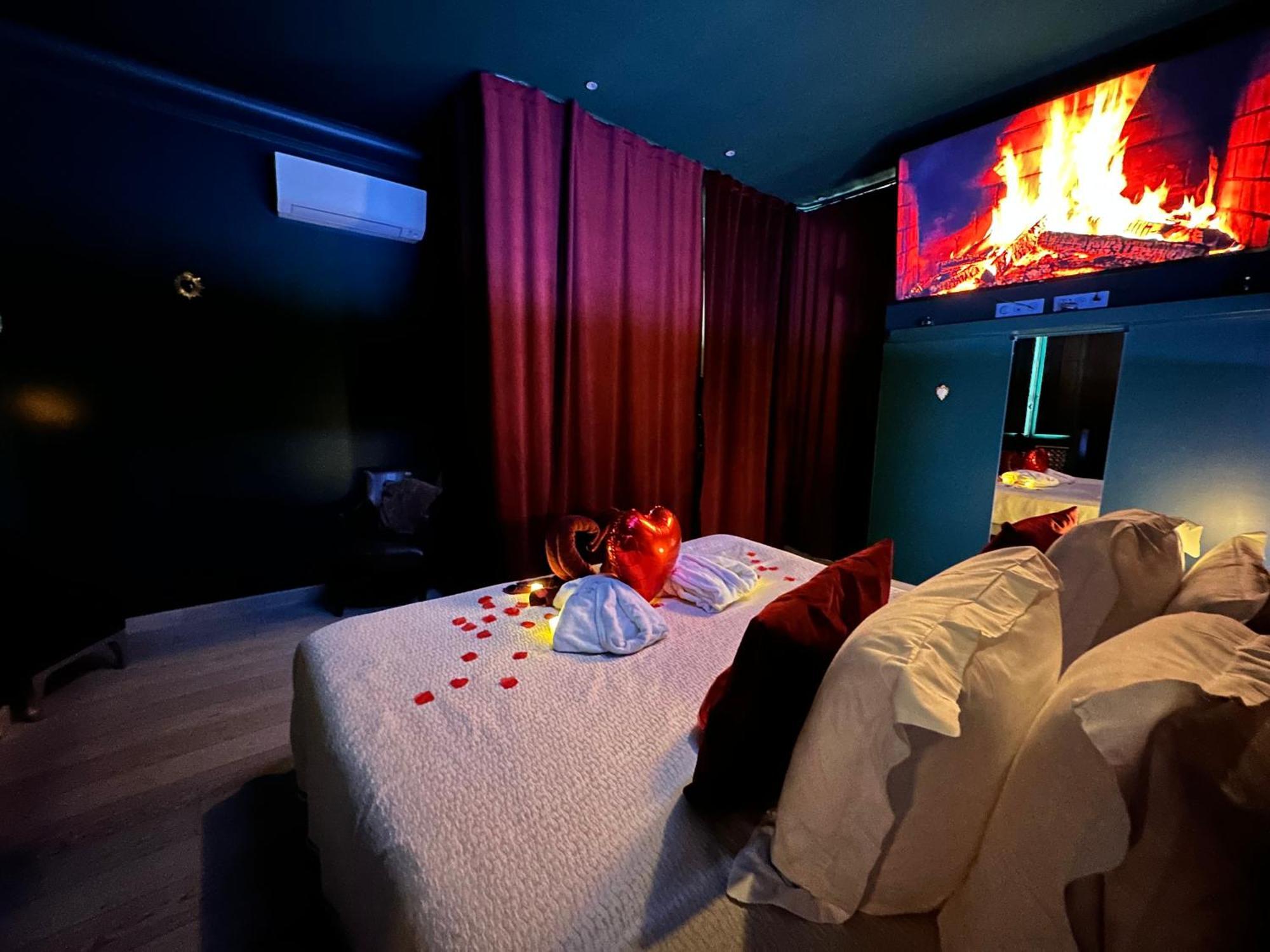 Mieuxqualhotel Jacuzzi Privatif Velvet Desire Μπορντό Εξωτερικό φωτογραφία